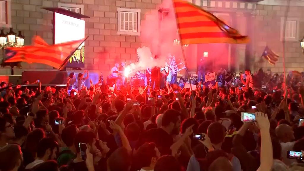 Plusieurs villes de Catalogne retirent le drapeau espagnol de leurs  bâtiments officiels (vidéo) - Le Soir